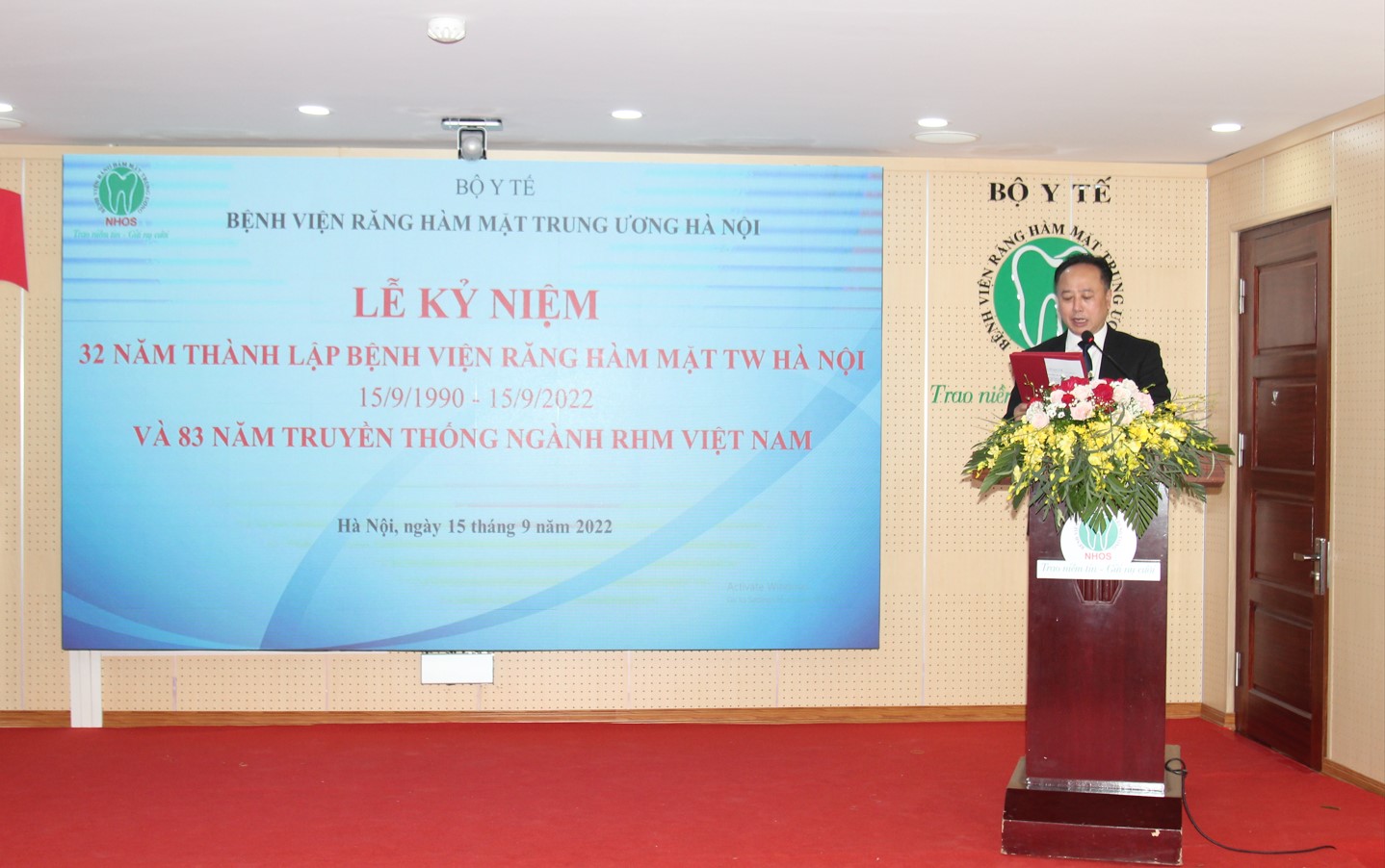 PGS.TS Trần Cao Bính Giám đốc bệnh viện phát biểu và đọc thư khen của Thủ tướng CP tại buổi lễ
